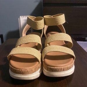 Size 9 Steve Madden Bandi Platform Wedge in tan